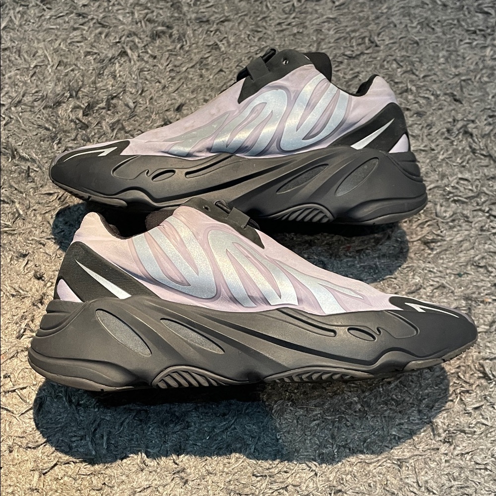 Yeezy 700 mnvn